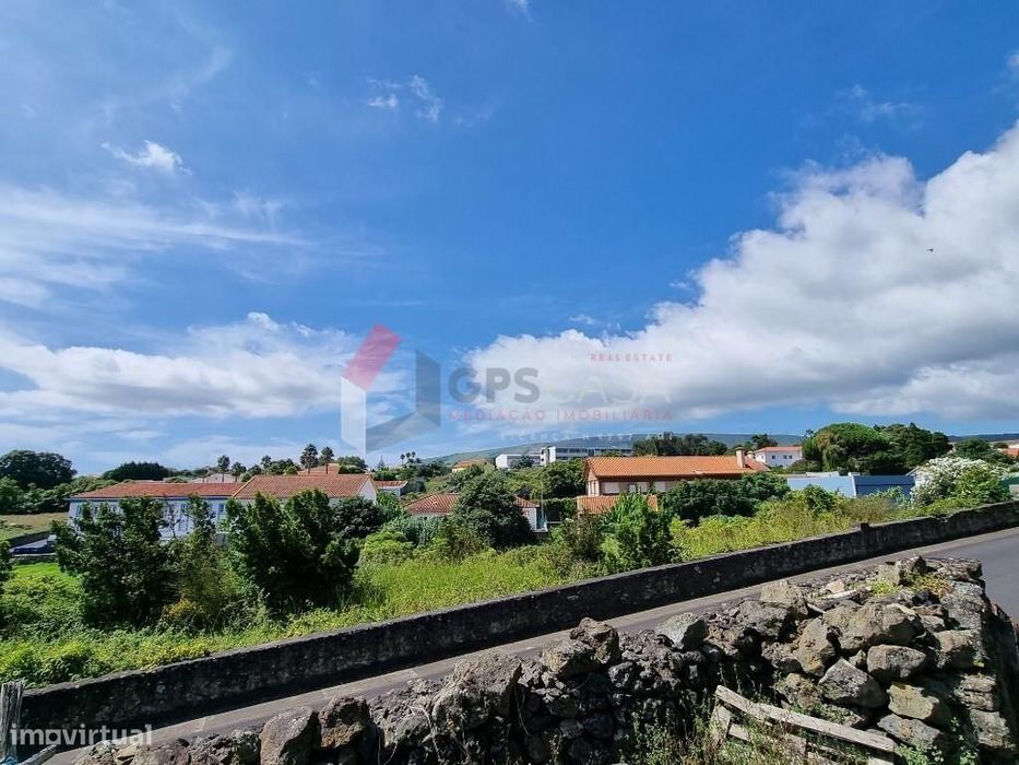 Terreno rústico a 5 minutos do centro da Praia da Vitória