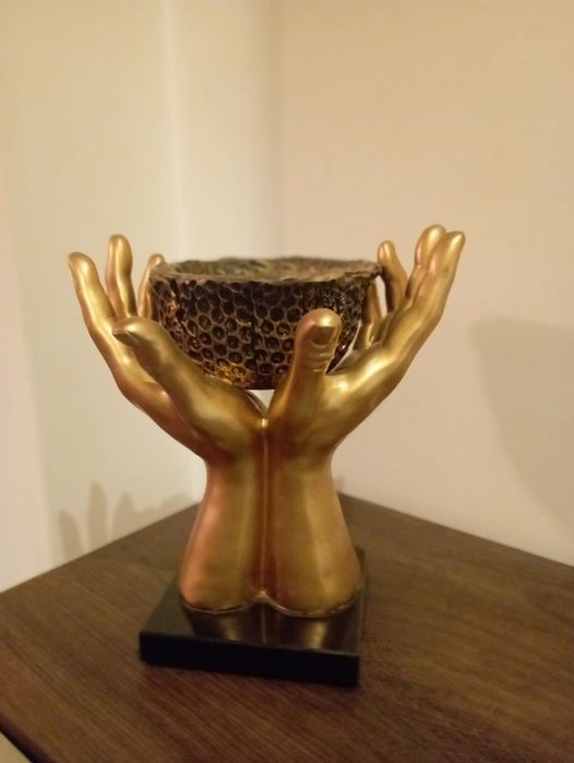 Mãos com Taça de granito