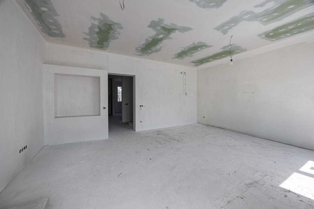 Продаж котеджу з розпочатим ремонтом в Рудне