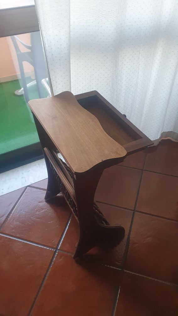 Mesa porta-revistas, com pequena gaveta para telemóvel