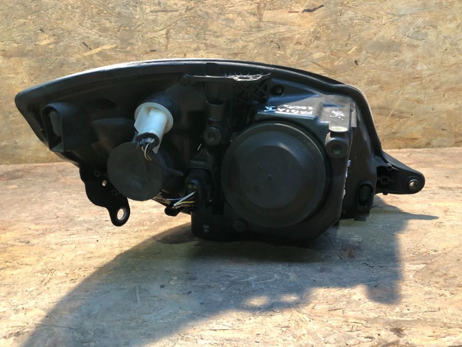 Lampa/ Reflektor Przedni Lewy Prawy Skoda Fabia II