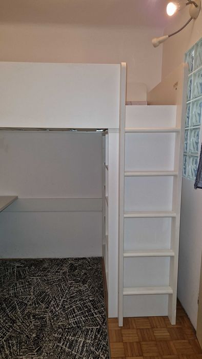 Piętrowe łóżko z biurkiem