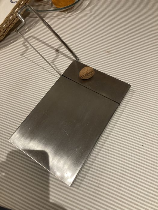 Tabua de queijo em inox com corte basculante