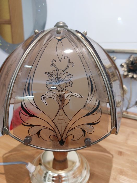 Lampa że szklanym, witrażowym kloszem