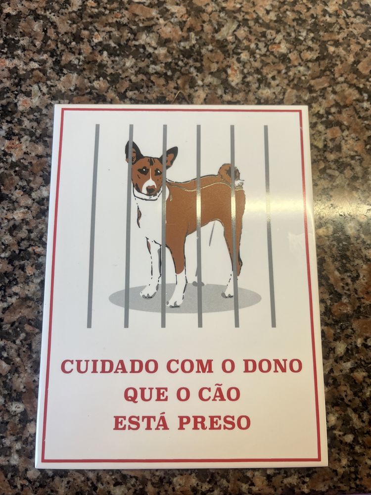 Placa de sinalizacao de cão