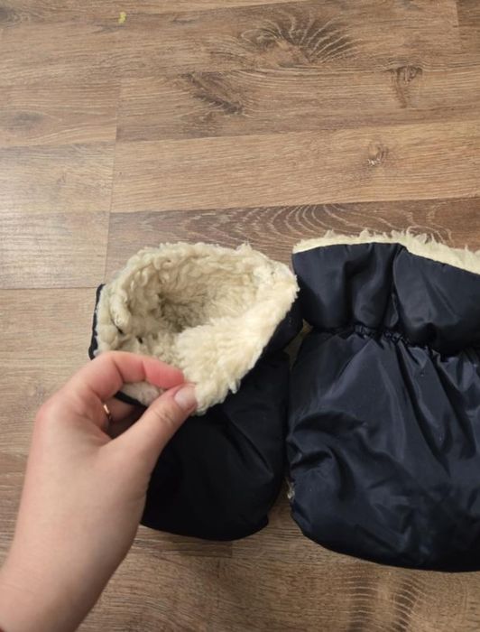 Конверт в коляску на овчині, муфти на коляску