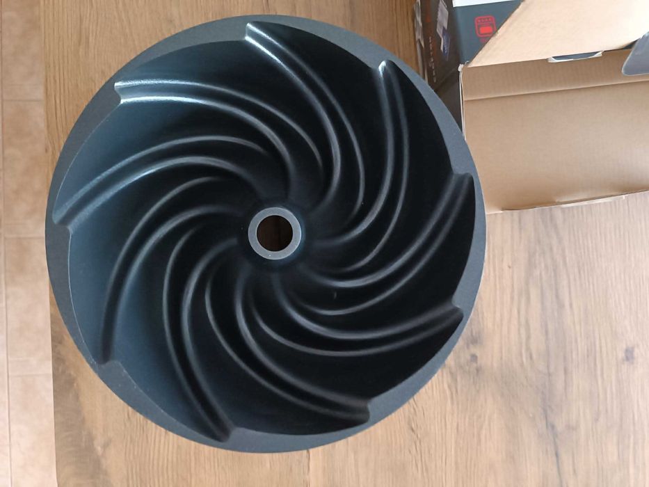 Metalowa forma na babkę . NOWA