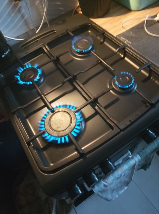 Kuchenka gazowa z piekarnikiem elektrycznym