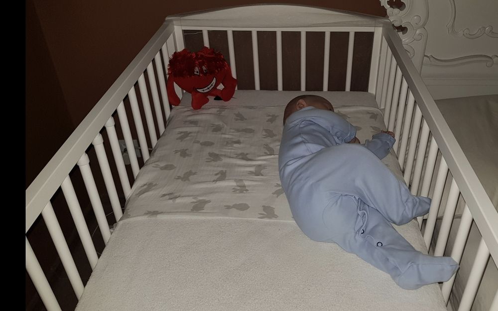 Białe łóżeczko z materacem - Stan bardzo dobry