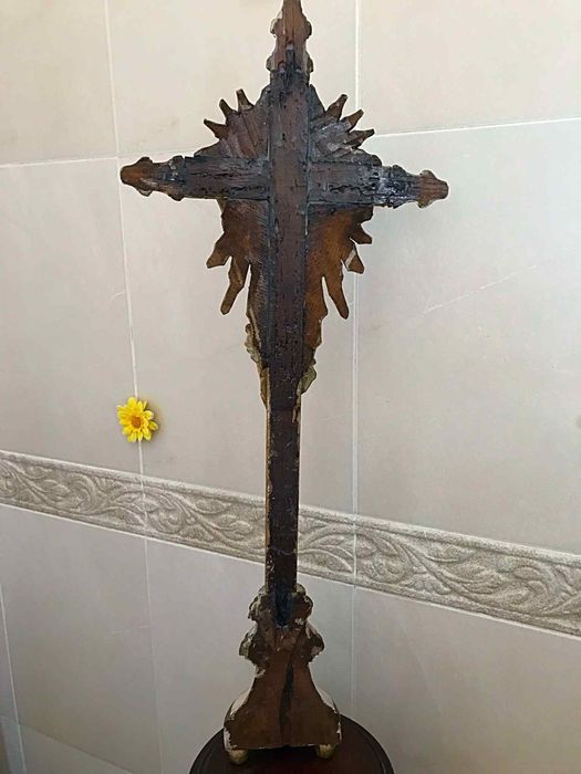 Antigo Cristo na cruz em madeira