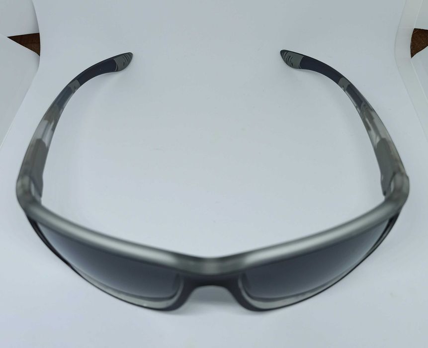 Okulary przeciwsłoneczne w etui.