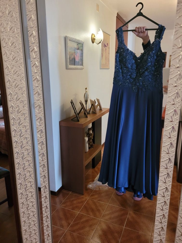 Vestido de cerimónia azul com pérolas