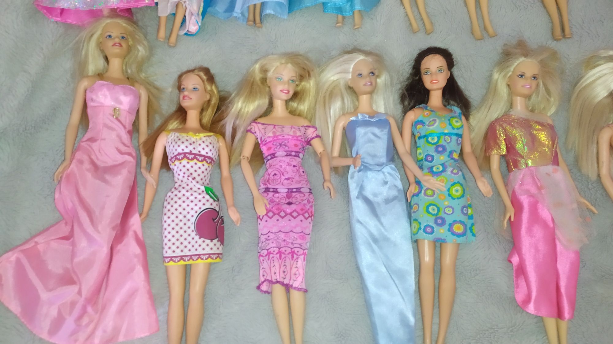 Barbie 15€ cada ou 20 por 199,99€, 5€ cada vestido ou 20 por 75€