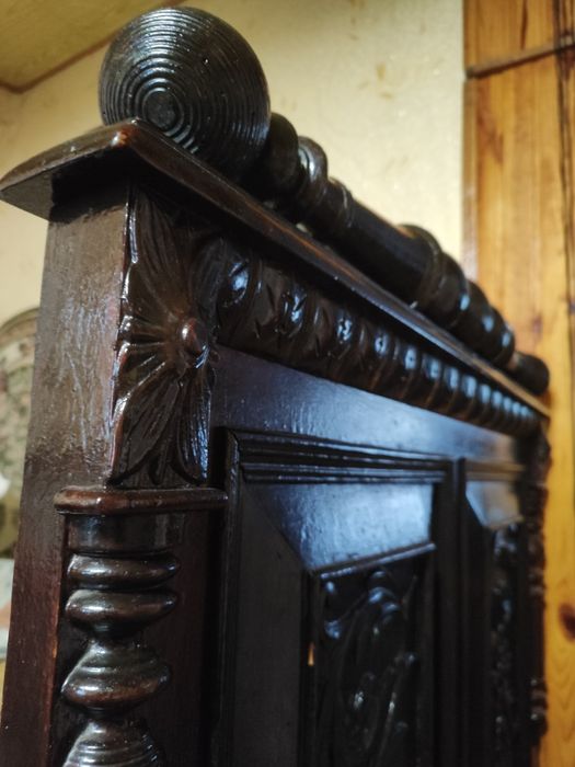 Старая антикварная кровать 1900 годов