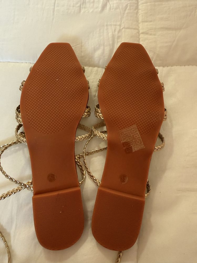 Sandalias douradas estilo gladiador (37)