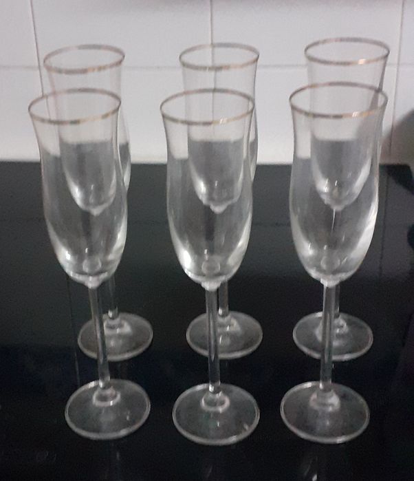 6 copos de champanhe