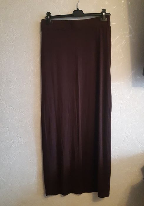 Трикотажна спідниця шоколадного кольору.