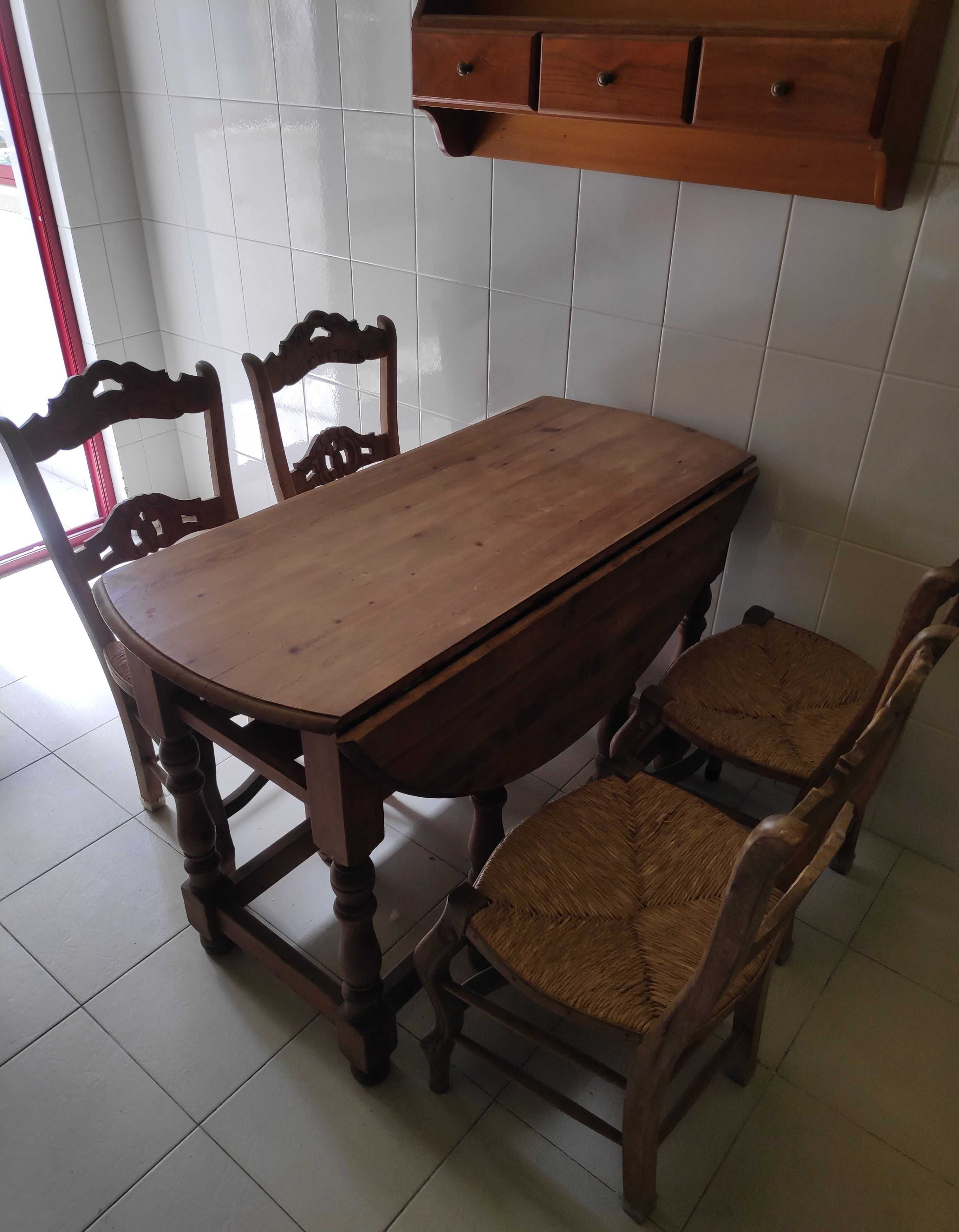 Mesa de cozinha, com tampo rebatível, 4 cadeiras e móvel de parede