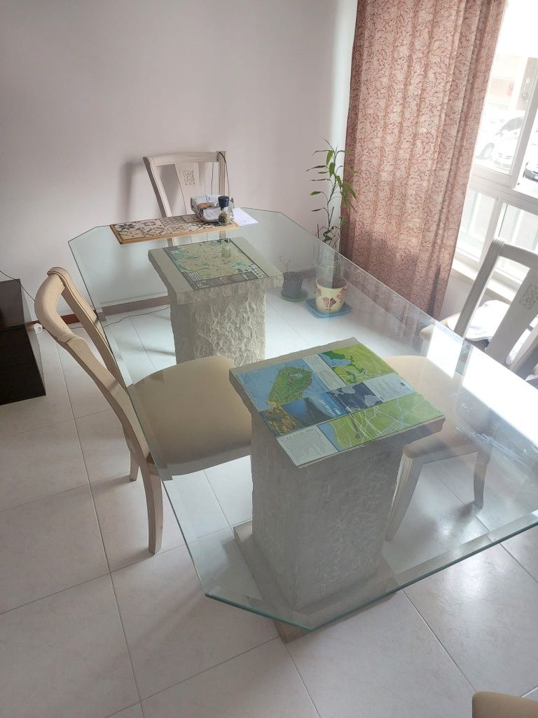 Conjunto mesa e cadeiras