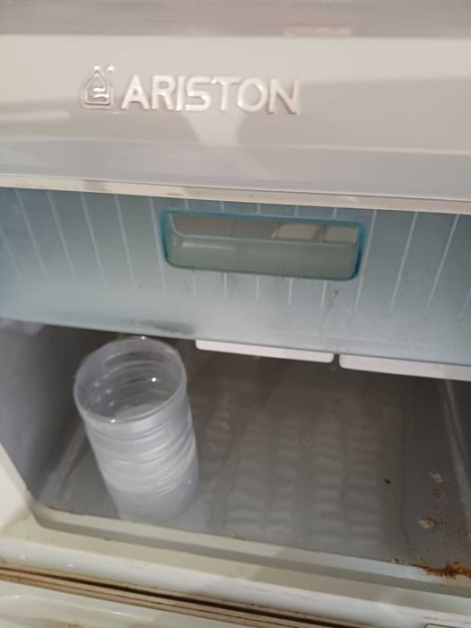 Frigorifico Ariston de 2 portas com congelador