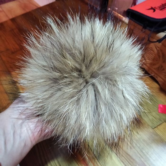 Помпони з хутра єноту песця