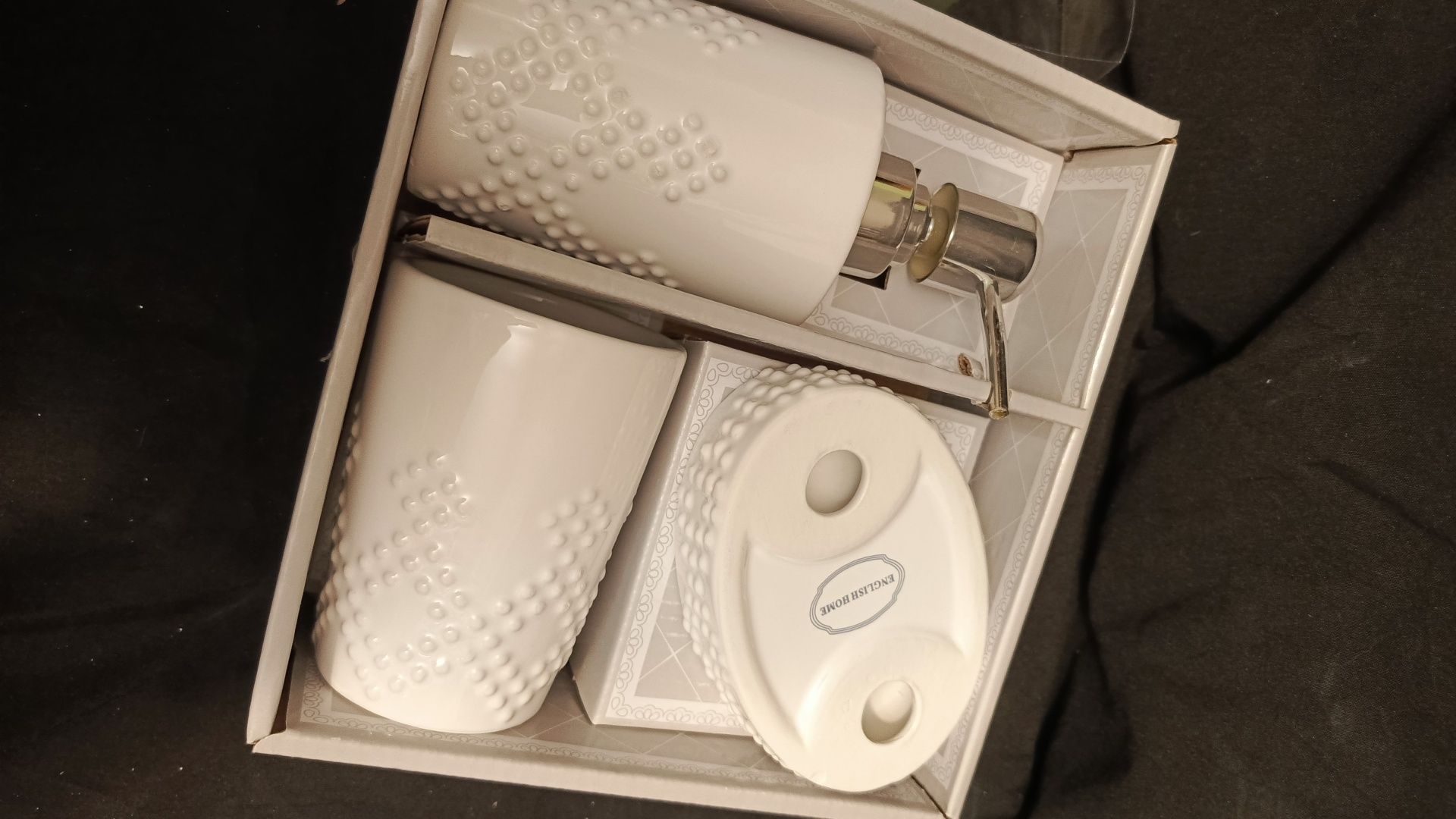Ceramiczny zestaw łazienkowy