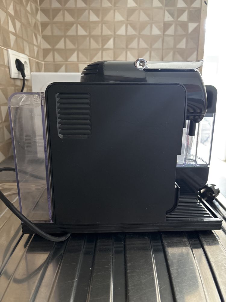 Máquina de Café Nespresso Delonghi Usada - Excelente Condição!