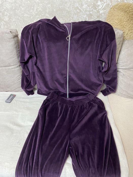 Жіночий спортивний костюм