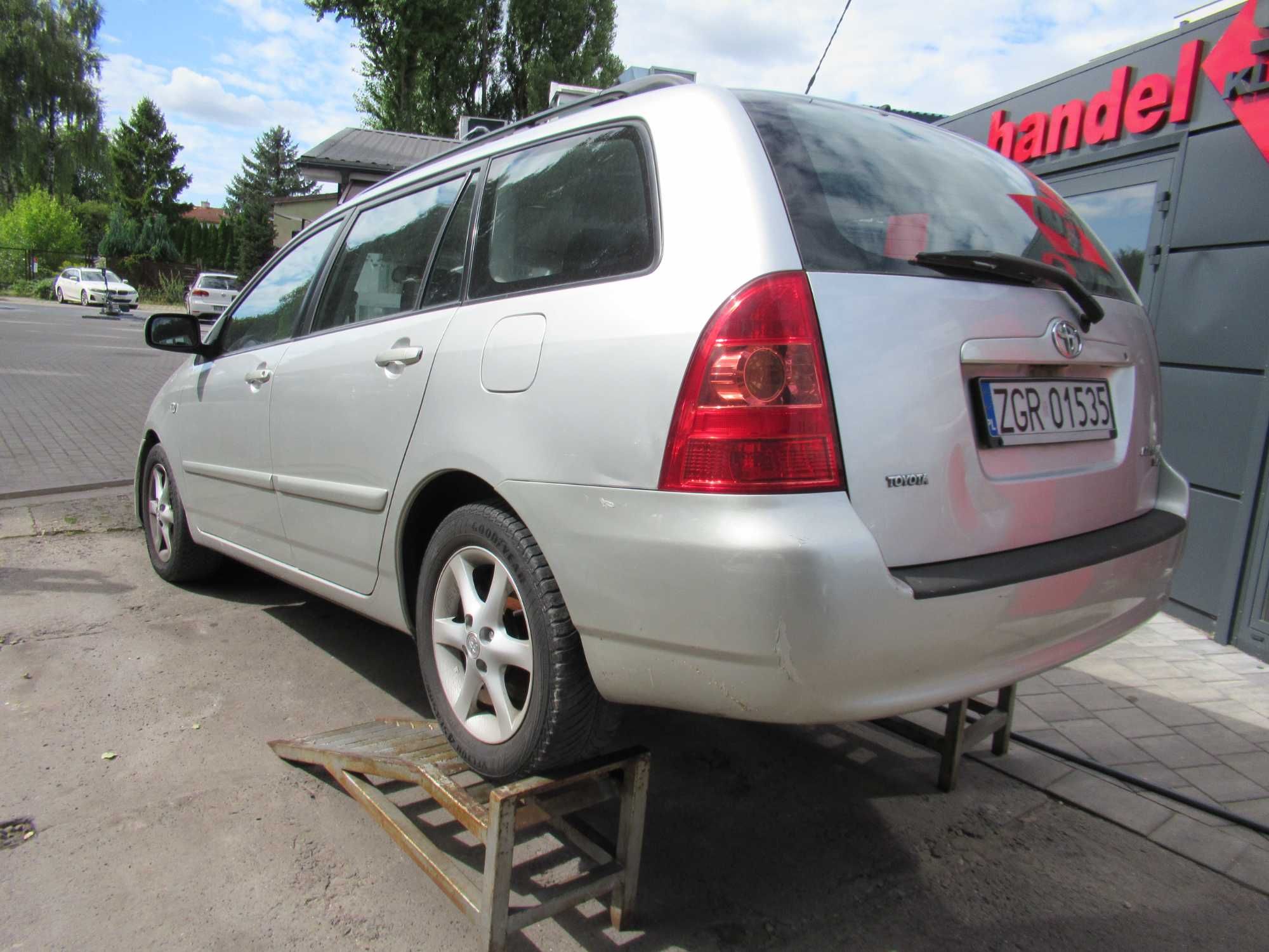 Toyota Corolla Kombi 1.4 D 90km srebrny 2005r Combi zarejestrowany