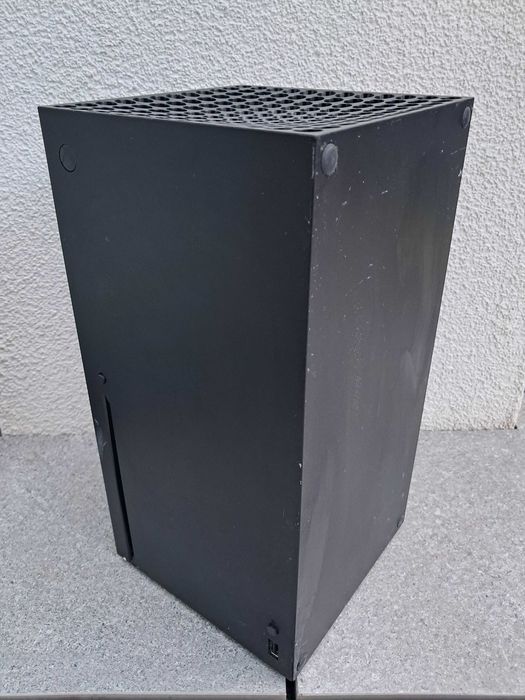 Konsola do gier XBOX SERIES X z dwoma grami