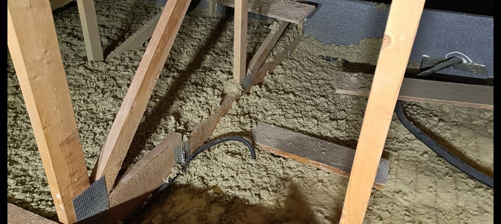 Ocieplenie wdmuchiwaną wełną skalną poddasza stropu wiązarowego l