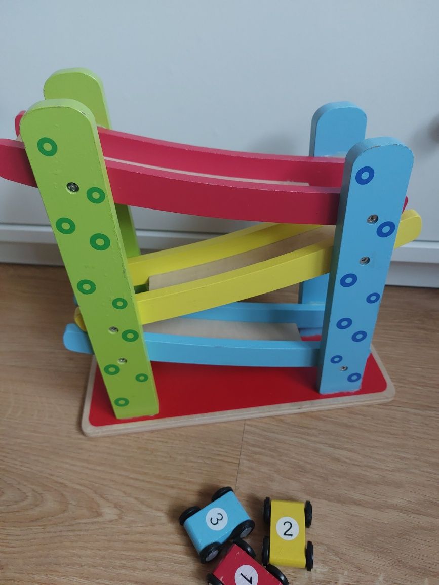 Zabawka typu Montessori drewniana zjeżdżalnia z autkami