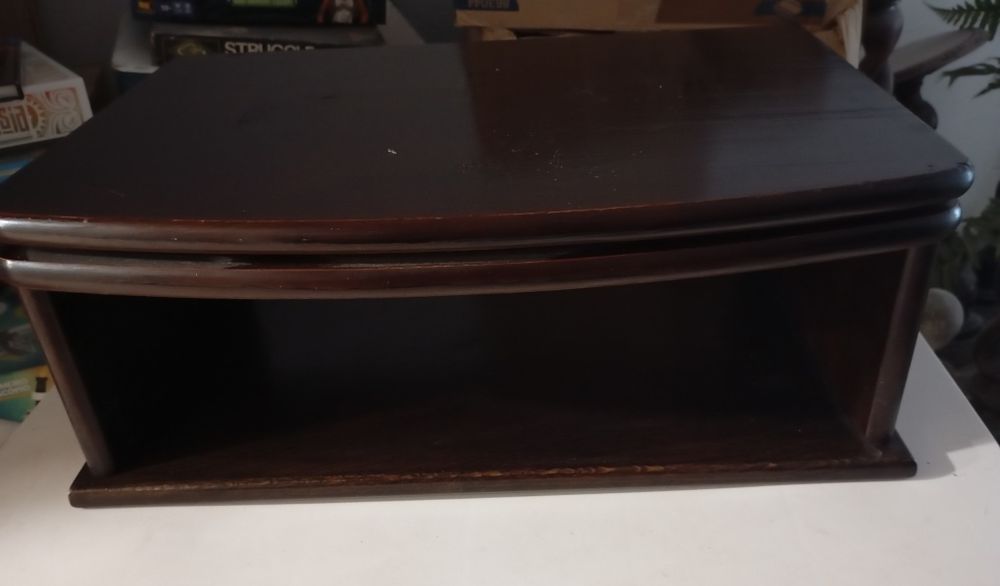 Base giratória de madeira para TV com prateleira para leitor