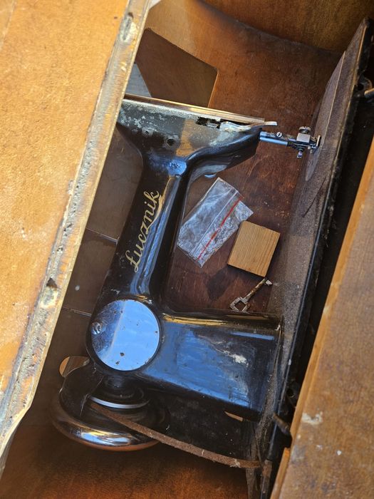 Stara maszyna do szycia łucznik antyk PRL