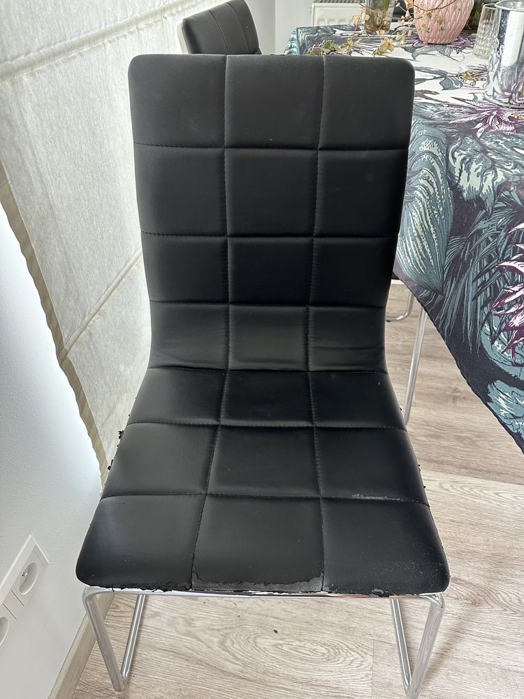 Krzesła czarne z ekologicznej skory