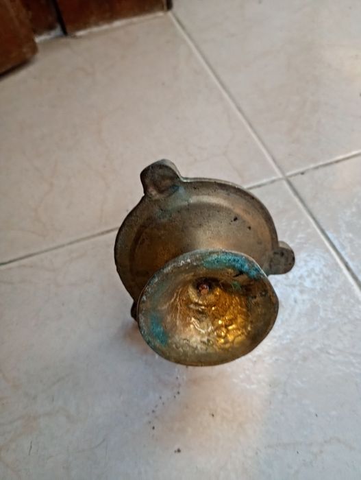 Cinzeiro Antigo com Estátua