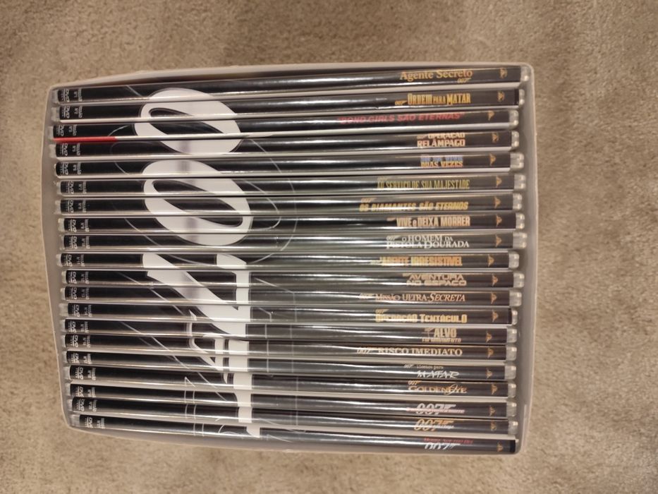 Coleção de filmes em DVD do 007 James Bond.