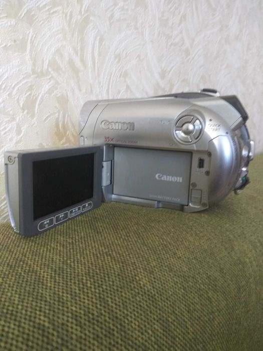 Відеокамера Canon 35X zoom1000 DC220 у комплекті.