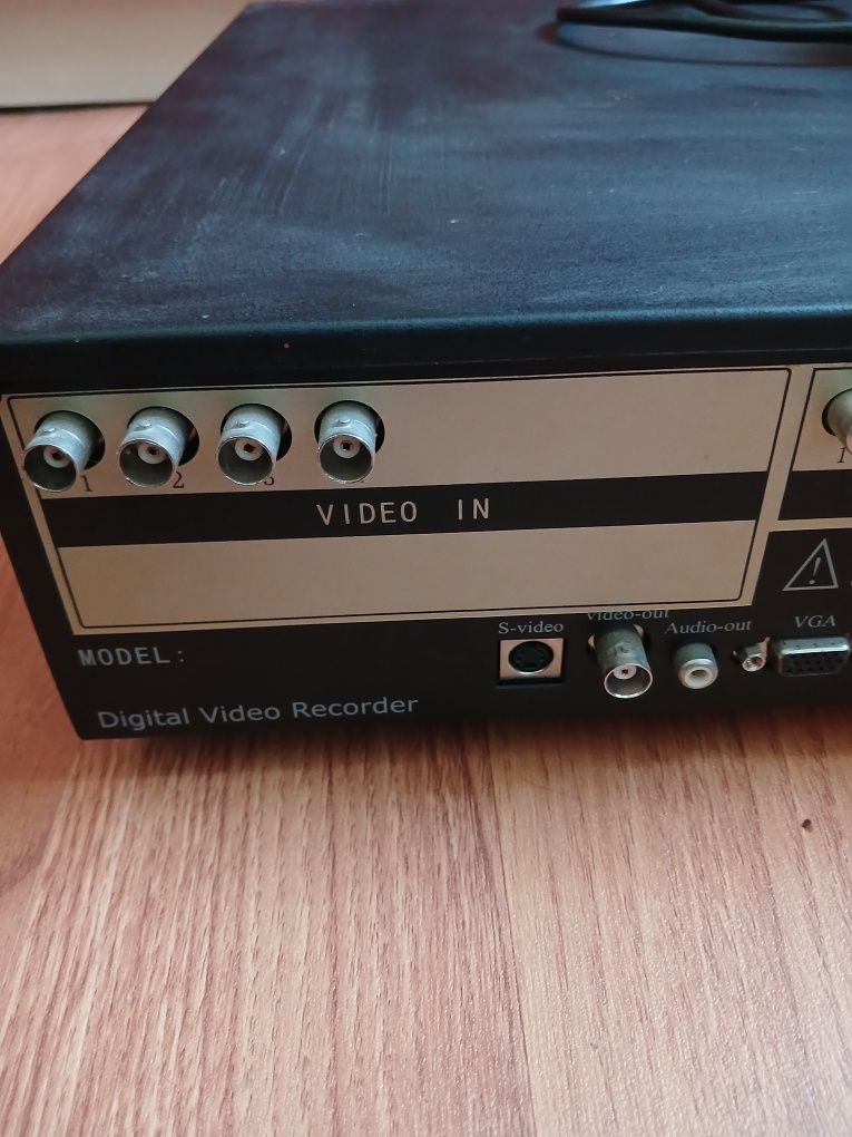 Відеореєстратор (DVR) для систем відеоспостереження.