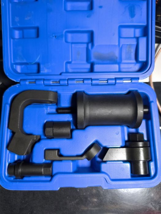 Комплект для снятия топливных форсунок.