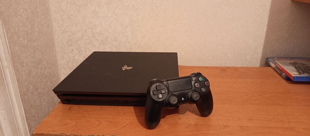 Продаю консоль PS4 PRO 1TB