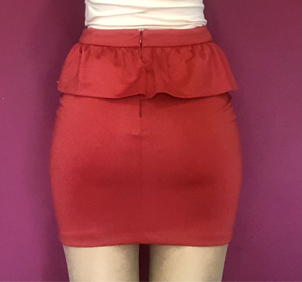Czerwona krótka spódnica z falbanką obcisła