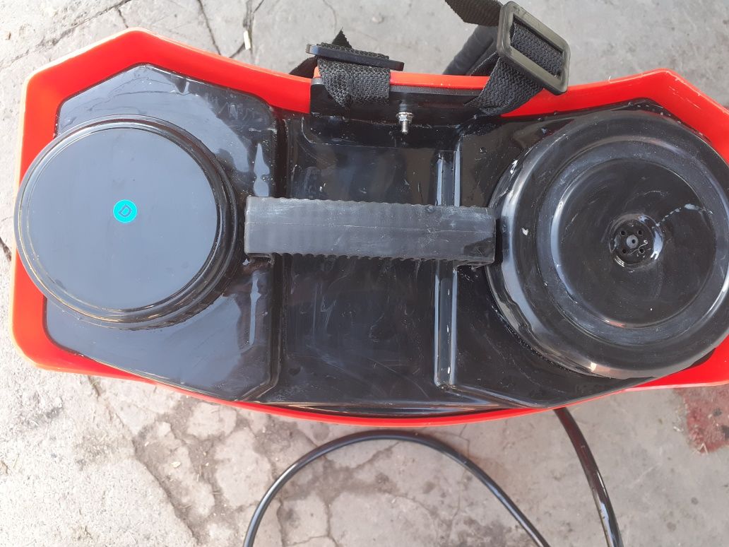 Продам акумуляторний обприскувач.
