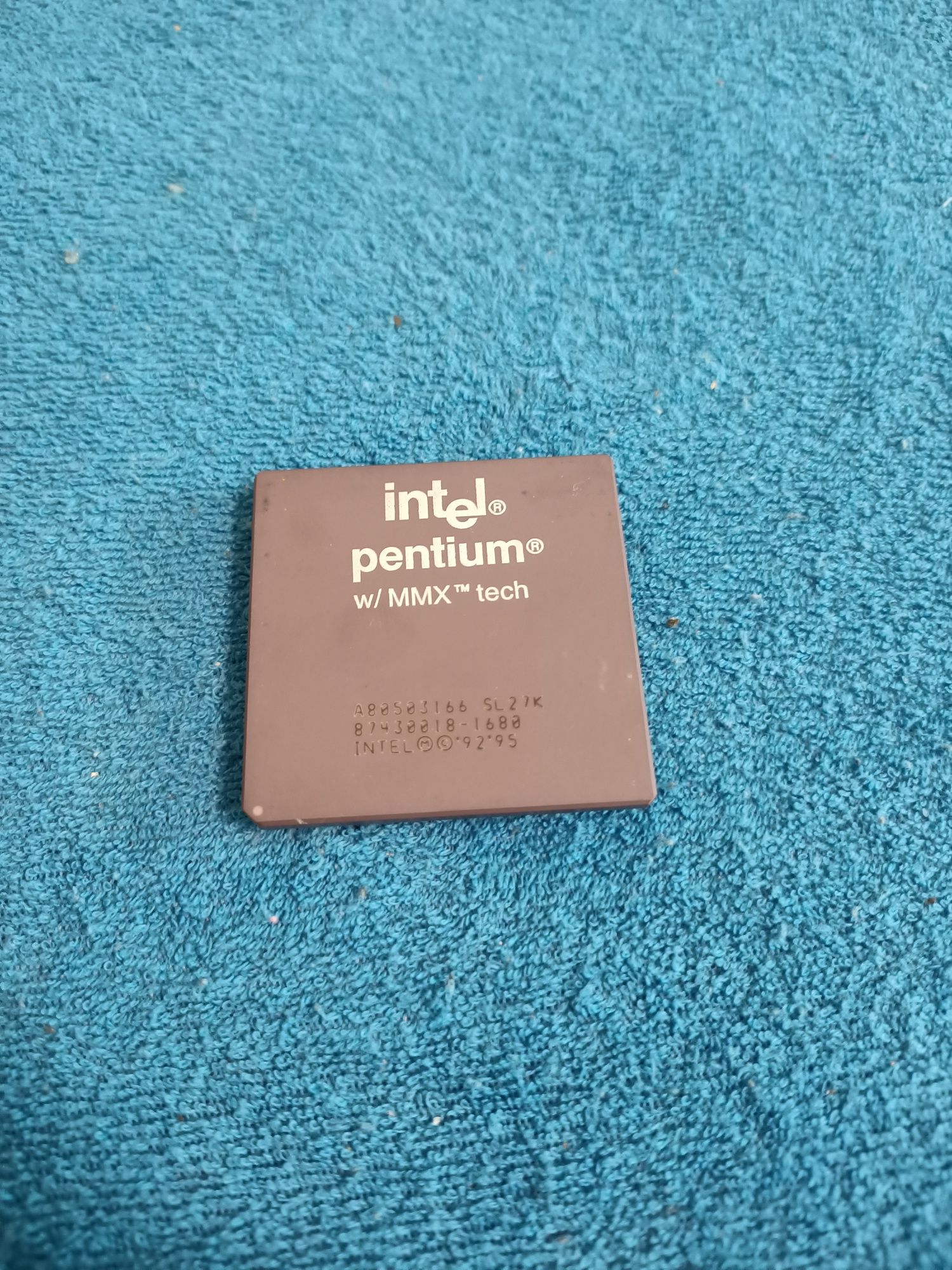 Retro procesor Intel Pentium w/mmx