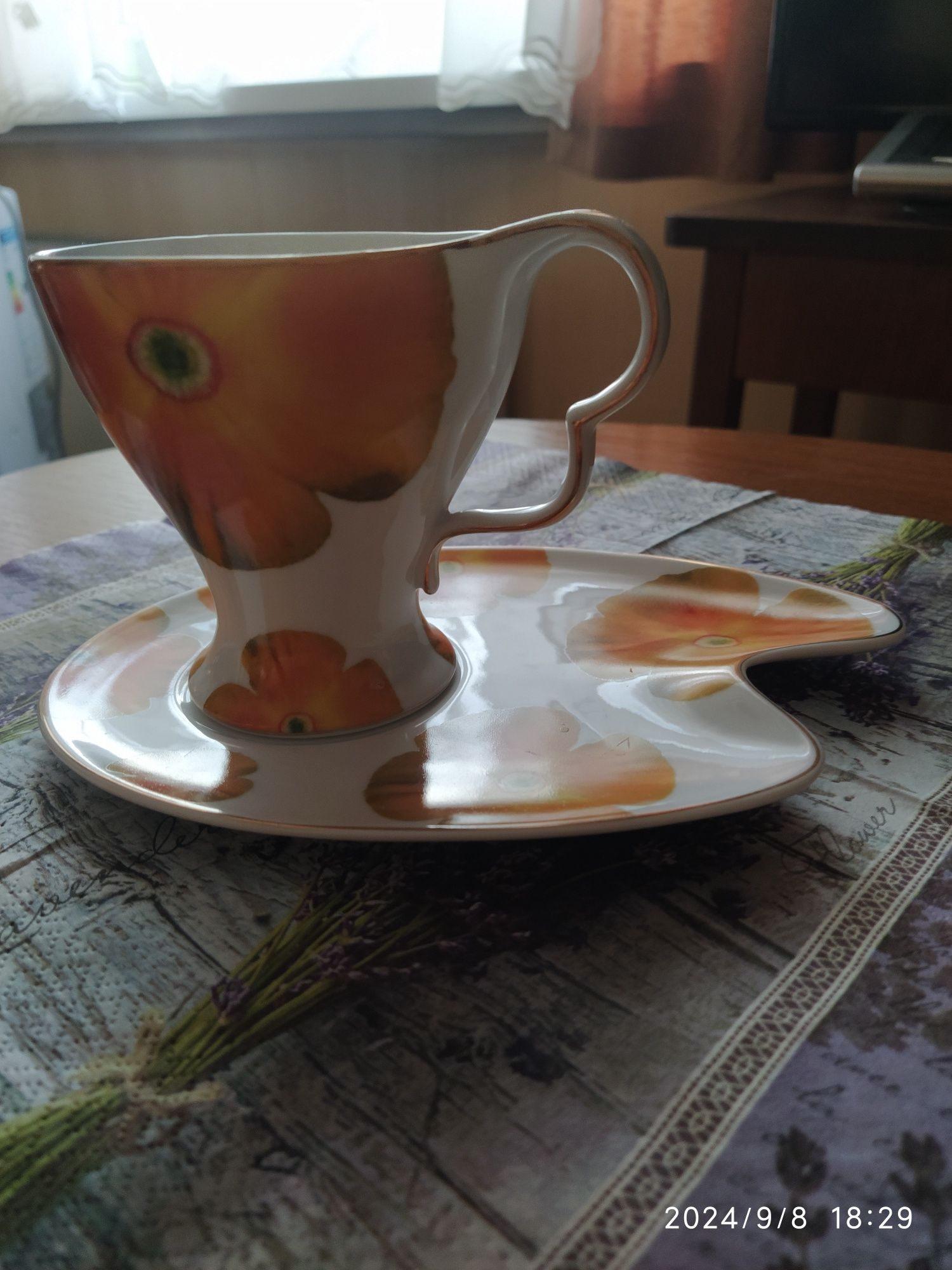Porcelanowa filiżanka do herbaty z talerzykiem