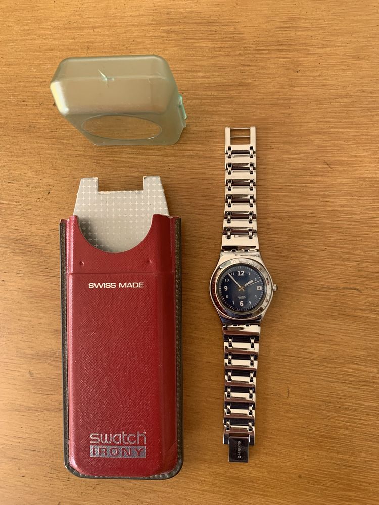 Relógio metálico com mostrador azul Swatch