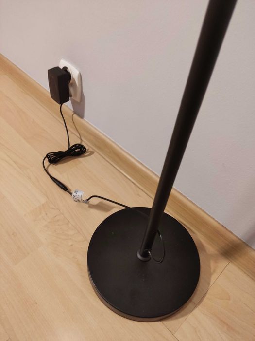 Czarna lampa podłogowa LED z pilotem