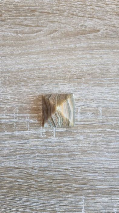 Pirâmide decorativa em pedra natural polida