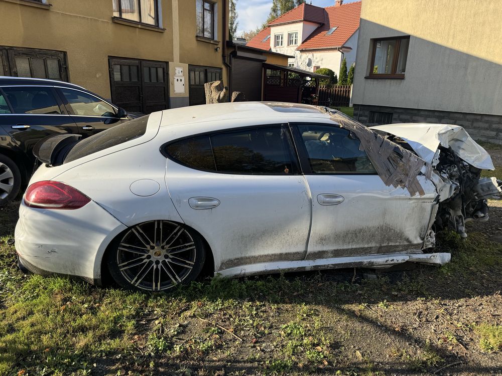 PORSCHE PANAMERA DIESEL Biała Uszkodzona z Włoch