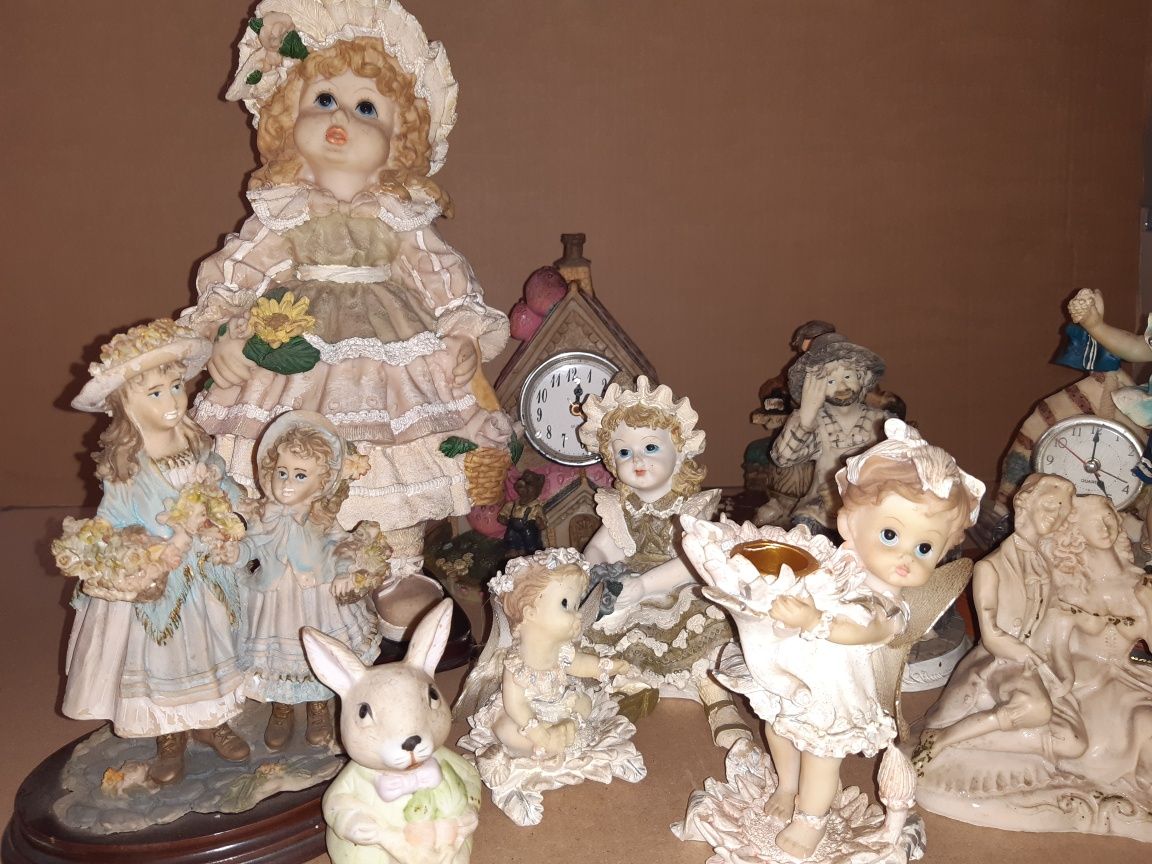 Lote diverso de estatuetas em resina